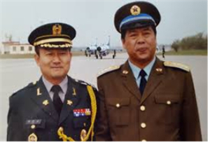저자 임방순(사진 왼쪽)과 중국국방부 파트너.