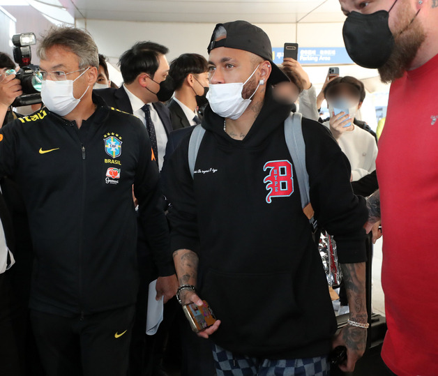 (인천공항=뉴스1) 김진환 기자 = 브라질 축구대표팀의 '슈퍼스타' 네이마르(파리 생제르맹)과 치치 감독이 대한민국과의 평가전을 위해 26일 오후 인천국제공항 제1터미널을 통해 입국 후 코로나19 검사센터로 향하고 있다.   대한민국과 브라질의 경기는 오는 6월 2일 서울월드컵경기장에서 열린다. 2022.5.26/뉴스1