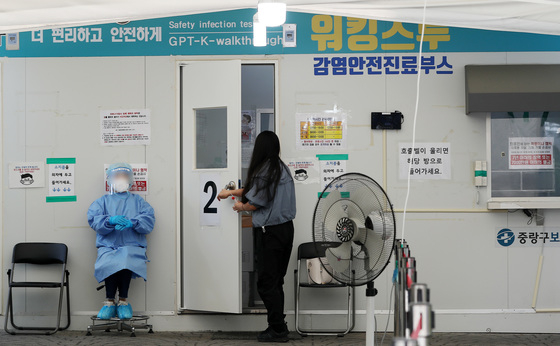 지난 22일 서울 중랑구 보건소에 마련된 코로나19 선별진료소를 찾은 시민이 PCR 검사를 받기 위해 진료부스로 들어가고 있다. /사진=뉴스1