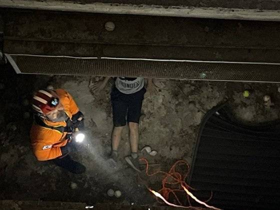 서울 서대문소방서는 지난 25일 오후 5시45분쯤 서대문구 북가좌동의 한 아파트 배연환기구에서 추락한 A군(10)을 구조했다. /사진제공=서대문소방서, 뉴스1