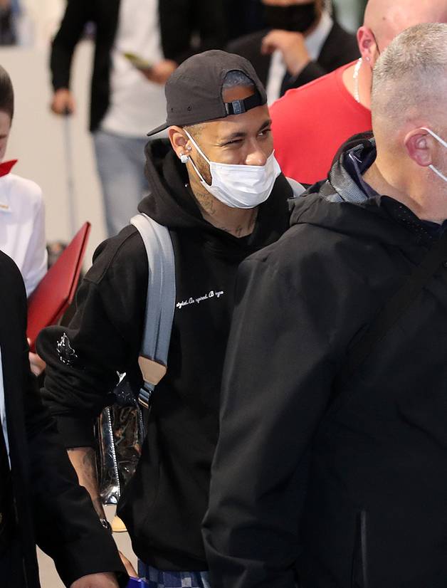 브라질 축구대표팀의 네이마르(파리생제르맹)가 대한민국과의 평가전을 위해 지난 26일 오후 인천국제공항 제1터미널을 통해 입국하고 있다. /사진=뉴스1