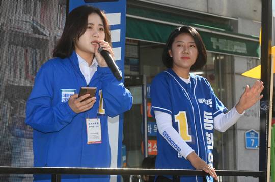 연설하는 박지현 더불어민주당 공동비상대책위원장 : 박지현(왼쪽) 더불어민주당 공동비상대책위원장이 27일 오전 경기 광주시 송정동 거리에서 지원연설을 하고 있다.  신창섭 기자