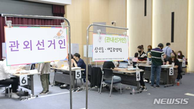 [울산=뉴시스] 배병수 기자 = 제8회 전국동시지방선거 사전투표 첫날인 27일 오후 울산 남구청 6층 삼산동투표소에서 유권자들이 사전투표를 하고 있다. 2022.05.27. bbs@newsis.com