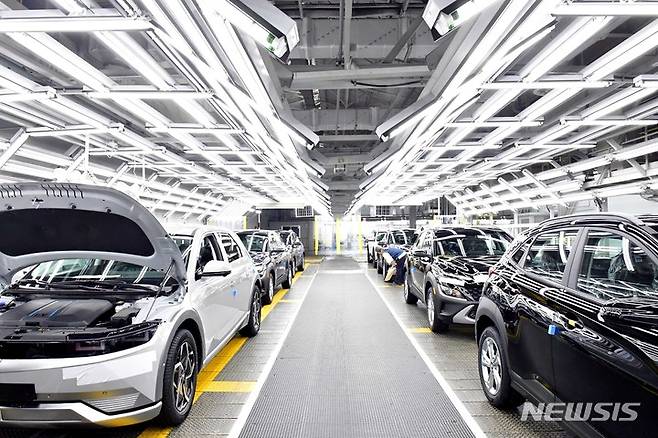[서울=뉴시스]현대자동차 울산공장 아이오닉5 생산라인. (사진=현대자동차그룹 제공) 2022.05.18 photo@newsis.com