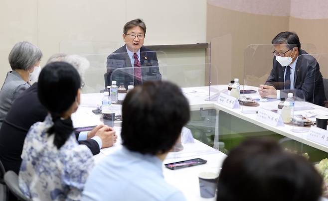 [서울=뉴시스] 박보균 문화체육관광부 장관이 27일 서울 서초구 국립예술단체공연연습장에서 국립예술단체장과 간담회를 갖고 인사말을 하고 있다. (사진=문화체육관광부 제공) 2022.05.27. photo@newsis.com *재판매 및 DB 금지