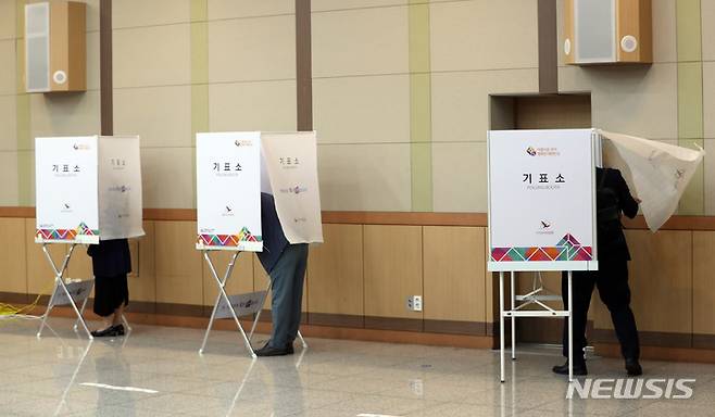 [부산=뉴시스] 하경민 기자 = 제8회 전국동시지방선거 사전투표 첫날인 27일 오전 부산 남구청 대강당에 마련된 대연제6동 사전투표소를 찾은 시민들이 소중한 한 표를 행사하고 있다. 부산 사전투표는 28일까지 이틀 간 205개 투표소에서 진행된다. 2022.05.27. yulnetphoto@newsis.com