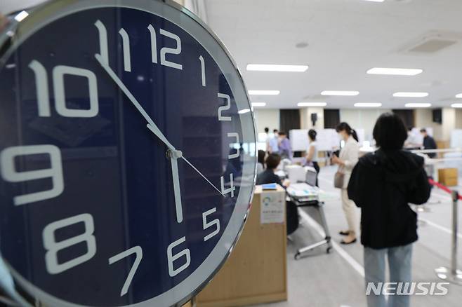 [서울=뉴시스] 권창회 기자 = 제8회 전국동시지방선거 사전투표 첫날인 27일 오후 서울 송파구 가락1동 주민센터에 마련된 사전투표소에서 유권자가 투표소 마감을 앞두고 투표를 하기 위해 줄 서 있다. 2022.05.27. kch0523@newsis.com