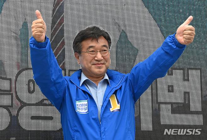 [서울=뉴시스] 국회사진기자단 = 윤호중 더불어민주당 상임선거대책위원장이 지난 26일 서울 서대문구 현대백화점 신촌점 유플렉스 앞에서 서울시장 후보 지원유세를 펼치고 있다. 2022.05.26. photo@newsis.com