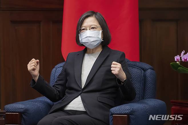 [타이베이=AP/뉴시스] 29일 대만 총통부가 제공한 사진으로, 차이잉원 총통이 리투아니아·라트비아·에스토니아 등 발트해 연안 3개국의 의원 방문단을 만나 발언하는 과정에 주먹을 쥐고 있다. 2021.11.29