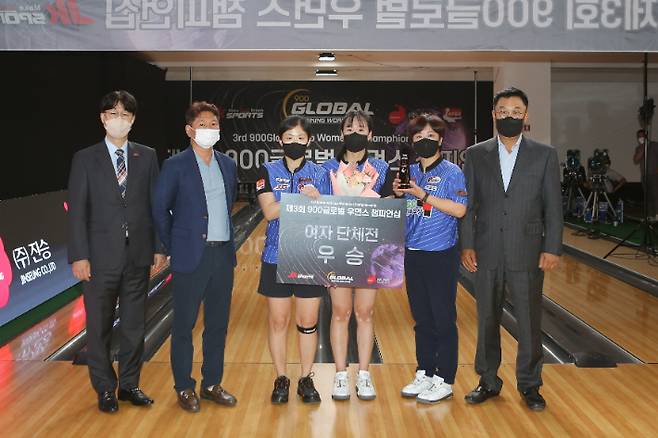 '제3회 900글로벌 우먼스 챔피언십' 단체전 우승을 차지한 팀 피엔비우창 선수들과 한국프로볼링협회 김언식 회장이 기념 촬영을 하고 있다. 협회