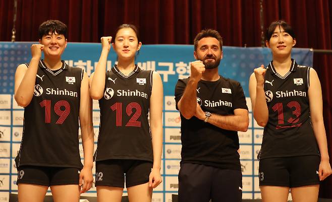 포즈 취하는 여자배구 국가대표팀. 연합뉴스