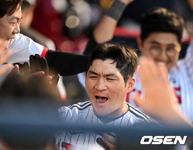 [OSEN=잠실, 지형준 기자]4회말 1사에서 LG 오지환이 선제 중월 솔로포를 날리고 더그아웃에서 동료선수들과 기뻐하고 있다. 2022.05.27