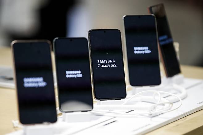 삼성전자의 스마트폰 갤럭시 S22. 뉴시스