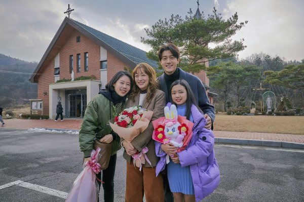 What does JTBCs Saturday Drama My My Liberation Diarydirector Kim Seok-yoon, playwright Park Hae-young) mean to Lee Min Ki, Kim Ji-won, Son Seokgu and Lee El?My Liberation Diary has left only the last page.With the story of Sam Brother and Sister, which is unbearably infuriated, giving hope and salvation to my life, attracting attention through the Chuang Algorithm, the cast of My Liberation Diary pointed out the end testimony and ending points ahead of End.Lee Min Ki was divided into Yong Chang-hee, the second of Sam Brother and Sister. In the 13th and 14th episodes, Yeom Chang-hees full-scale change was drawn.Yeom Chang-hee, who chose his own path, not being dragged to someone elses life. Lee Min Ki showed this character as acting.It is an evaluation that he expressed the change of the character of Yeom Chang-hee, who changed after his mothers small.Lee Min Ki said, I have been watching Drama as a viewer, so it is regrettable that it is already the last week. I will wait for the last broadcast with the mind of Lets go well.I really want to share my feelings with the viewers who have loved me, and I want to share my feelings with Chang-hee in the rest of the story. In the remaining 15th and 16th episodes, after time, it will mature more than before, and in some ways, it will be drawn a little different.It is expected to show a changed relationship with Ji Hyun-ah (Jeon Hye-jin), who was a friend, through the public trailer.Lee Min Ki said, The 15th and 16th episodes are the stories that have passed some time over the Drama.You will be able to feel different from the previous story, he said. The moment when Changhee understands his life through a series of events is drawn.I hope that Chang-hees last story will be a timetable for what, he said.Kim Ji-won, who contributed to the mass production of the Chuang algorithm, disassembled into the youngest, expressed hope for those with low self-esteem by expressing a woman who started a changed life by begging for a reverence.Kim Ji-won said, Time seems to be really fast.I think I filmed for a short time, but I am sorry that the broadcast seems to end too soon.  I always thought it was good while shooting the script, but it was another pleasure to see the story of another person I did not shoot on the air.I felt fun watching with viewers, and I felt so tearful when I watched Drama, and I felt so comforted and cheered up that I felt so good. Kim Ji-won said, I think each person has been on the way to liberation, so thank you.There is an ambassador, I will be another person in spring, and My Liberation Diary seems to contain a message that Spring will come after winter.I do not know where the season of the viewers is, but if there are people in the cold season like winter, I hope that the message of the work will be delivered to them.I hope it was a drama that was a cheer for those who are taking a step forward. Kim Ji-won said, I was curious about how each person will move toward liberation.The question was also a question of what is liberation for oneself.I think there is a difference when I go to ask myself questions and worries, he said. I hope that each person will look forward to seeing how they will get closer to the liberation they want.I also think it would be nice to ask myself what the meaning of liberation means. Son Seokgu played the character of Koo, who should not be this appearance, to stimulate female viewers fantasy.If it was not the original appearance of Son Seokgu, the gu, which could not be established in the reverence itself, could be a hallucination.It was great to be able to take a close look at Family and Friends and have a lot of conversations with themselves in order to know Mr. Koo while shooting, Son Seokgu said. Since the broadcast began, I have been able to see various minds of viewers and I was glad to know Mr. Koo more.The relationship between the two is newly established as Koo and Mi-jung, who have fallen into the drama and have broken up in reality, are reunited.Son Seokgu said, Thank you really to the viewers who wrote My Liberation Diary together and the person who gave me valuable experience.I hope that it will be a diary-like drama that quietly takes out alone when it is difficult after the broadcast. Lee El, who plays the most liberating and changing base well in My Liberation Diary, is the reason why this work can be slightly removed from fantasy.It is a reaction that expresses the character emotion line called base well which surely exists somewhere.Lee El said, I was happy to see the TV viewer ratings that climbed a little bit, and to hear the word of mouth that filled the air much faster than the number. Thank you for supporting the love of Gijeong in one heart.Drama has only two episodes left, but after the broadcast, Yeom Brother and Sister will be living somewhere well.If you encounter it, please hold it. The woman base well, who dreamed of liberation with love, now seems to be building happiness by meeting a strong man named Cho Tae-hoon (Lee Ki-woo), but the crisis is again met when the mountain to be overcome, Cho Tae-hoon Family, meets.Can base well achieve liberation through love?Lee El said, I hope you will be comforted to the end as always by seeing Sam Brother and Sister, Father and Gu, who are not different from others.If Brother and Sister, who will probably live more ordinary than viewers, can imagine the story of the grill and watch it, I will thank you.The 15th episode of My Liberation Diary will air at 10:30 p.m. on the 28th. The final episode will be on the 29th.