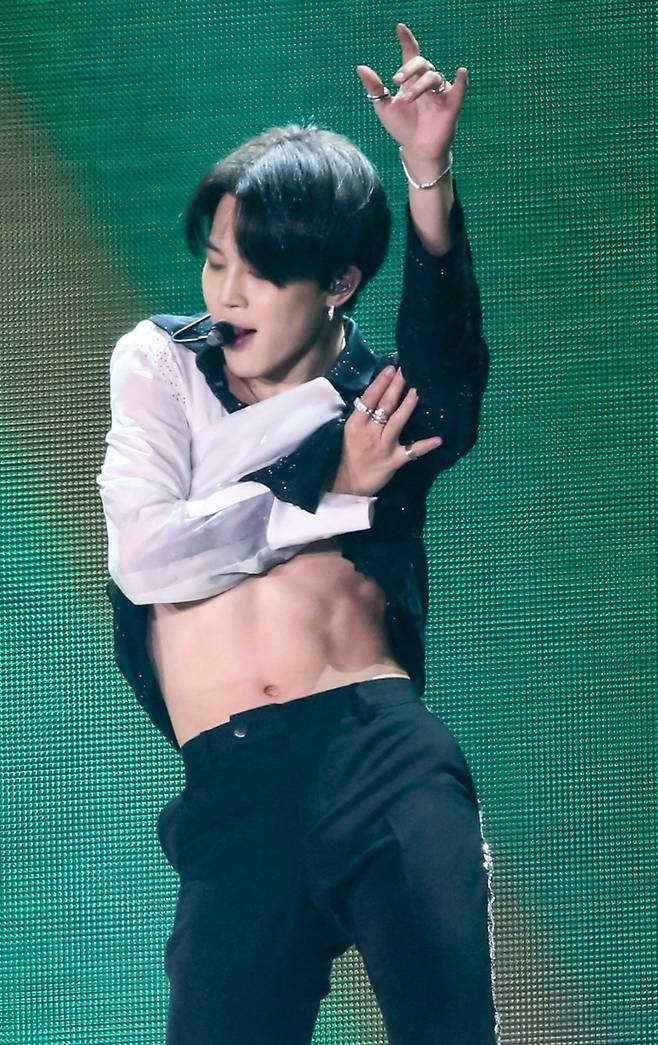 'PERFECT JIMIN' 방탄소년단 지민, 팬심 강타 놀라운 근육질 몸매..美매체 극찬