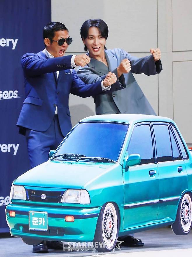 박준형, 이특이 27일 오후 서울 중구 앰배서더 서울 풀만 호텔에서 진행된 디스커버리 새 예능 저 세상 중고차 - 기어갓(GEAR GODS) 제작발표회에 참석해 포즈를 취하고 있다.  셀럽 자동차 딜러로 변신한 4MC가 두 팀으로 나뉘어 오래된 중고차를 저렴하게 구입해 복원, 수리 후 최고가에 재판매하는 신개념 중고차 복원 대결 버라이어티 프로그램 저 세상 중고차 - 기어갓은 오는 31일 첫 방송된다. /2022.05.27 /사진=이동훈 기자 photoguy@