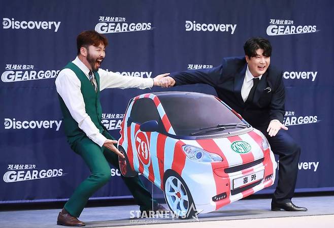 노홍철, 신동이 27일 오후 서울 중구 앰배서더 서울 풀만 호텔에서 진행된 디스커버리 새 예능 저 세상 중고차 - 기어갓(GEAR GODS) 제작발표회에 참석해 포즈를 취하고 있다.  셀럽 자동차 딜러로 변신한 4MC가 두 팀으로 나뉘어 오래된 중고차를 저렴하게 구입해 복원, 수리 후 최고가에 재판매하는 신개념 중고차 복원 대결 버라이어티 프로그램 저 세상 중고차 - 기어갓은 오는 31일 첫 방송된다. /2022.05.27 /사진=이동훈 기자 photoguy@