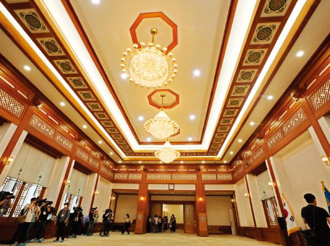 외빈 만찬이나 공연, 임명장 수여식 등이 열린 동쪽 별채 충무실. [뉴스1]