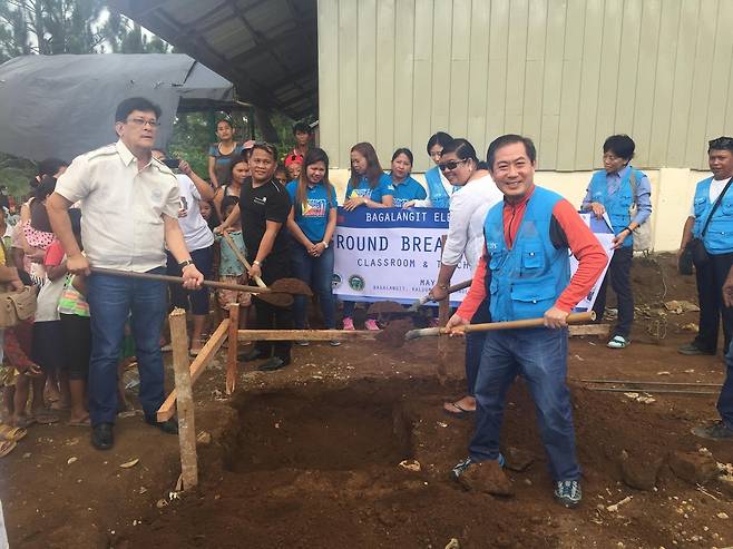 필리핀 민다나오에 지은 학교를 보수하는 이원주 회장(오른쪽) [본인 제공]