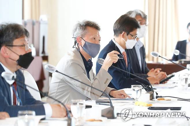 국민연금 향후 5년간 목표수익률 5.4% 결정 (서울=연합뉴스) 국민연금기금운용위원회가 27일 서울 중구 프레지던트호텔에서 2022년도 제3차 회의를 진행하고 중기자산배분안은 향후 5년간 목표수익률을 5.4%로 결정했다고 밝혔다. 사진은 제3차 국민연금기금운용위원회. 2022.5.27 [보건복지부 제공. 재판매 및 DB 금지] photo@yna.co.kr