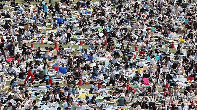 2022 서울 재즈 페스티벌 개막 (서울=연합뉴스) 임헌정 기자 = 27일 서울 송파구 올림픽공원 88잔디마당에서 열린 2022 서울 재즈 페스티벌에서 관람객들이 공연 시작을 기다리고 있다. 2022.5.27 kane@yna.co.kr