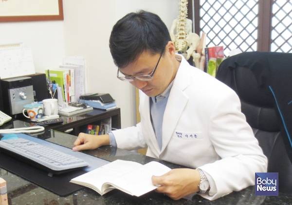 건선이 잘 생기는 신체 부위는 어디일까? 강남동약한의원 이기훈-양지은 박사의 논문에 따르면 1위는 다리였고, 그 다음은 팔이었다. ⓒ강남동약한의원