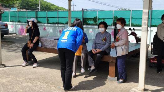 전유진 더불어민주당 달성군수 후보가 지역민들을 만나 인사를 하고 있다. (전유진 후보 페이스북)