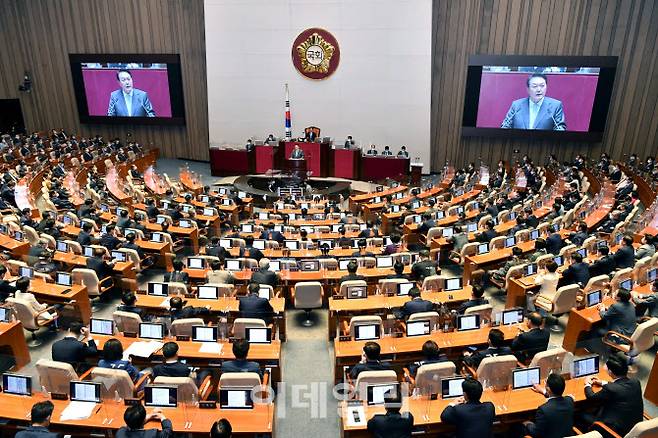 윤석열 대통령이 16일 국회 본회의장에서 코로나19 손실보상을 위한 추가경정예산(추경)안 시정연설을 하고 있다.(사진=이데일리DB)