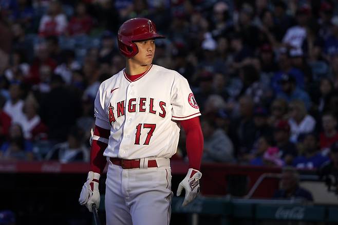27일(한국시간) 미국 캘리포니아주 애너하임의 에인절스타디움에서 열린 토론토 블루제이스와의 홈 경기에 선발 투수이자 3번 타자로 출전한 오타니 쇼헤이가 1회 타석에 들어서고 있다.(애너하임 AP=연합뉴스)&nbsp;