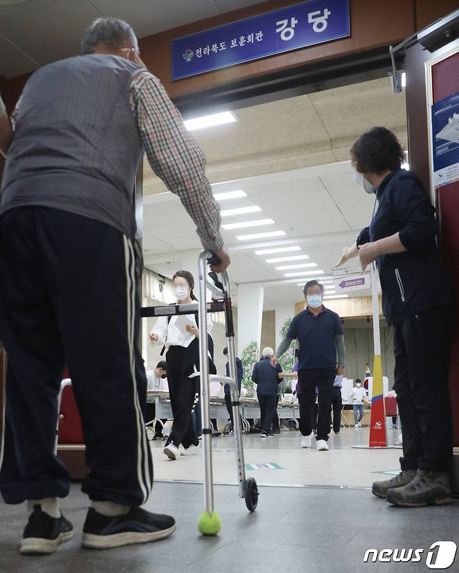 제8회 전국동시지방선거 사전투표 첫날인 27일 전북 전주시 전북보훈회관에 마련된 금암1동 사전투표소에서 유권자들이 사전투표를 하고 있다. 2022.5.27/뉴스1 © News1 유경석 기자