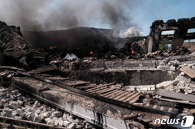 3일 (현지시간) 우크라이나 세베로도네츠크에서 러시아 군의 포격을 받아 잿더미가 된 창고에서 연기가 솟아오르고 있다. © AFP=뉴스1 © News1 우동명 기자