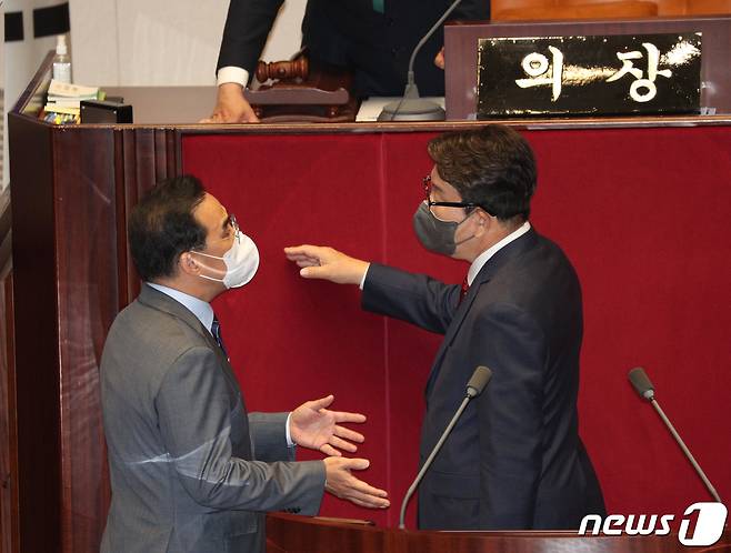 박홍근 더불어민주당 원내대표(왼쪽)와 권성동 국민의힘 원내대표가  지난 20일 오후 국회에서 본회의에 앞서 단상 앞에서 이야기를 나누고 있다. (공동취재) 2022.5.20/뉴스1 © News1 허경 기자