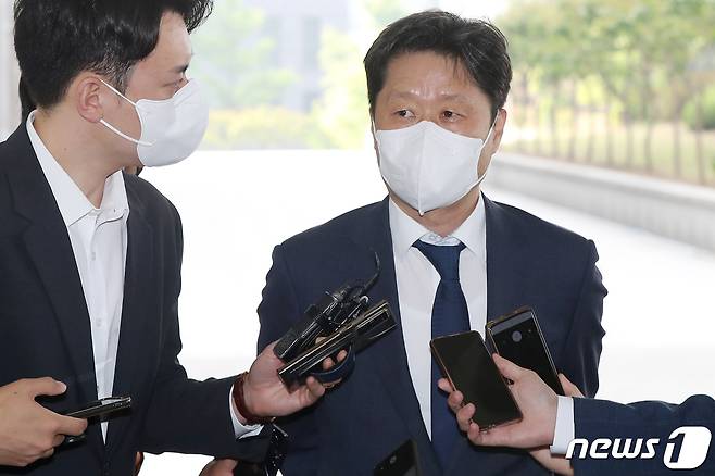 김후곤 신임 서울고등검찰청장이 23일 오전 서울 서초구 서울고검으로 첫 출근하며 취재진의 질문에 답하고 있다. 2022.5.23/뉴스1 © News1 민경석 기자