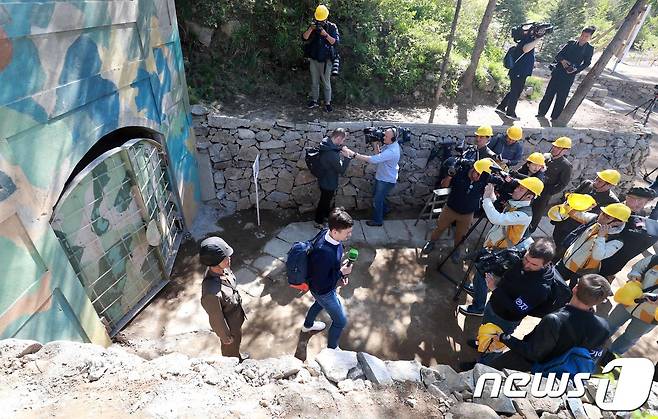 지난 2018년 북한의 풍계리 핵실험장 '폐쇄' 때 국제기자단이 현장을 찾은 모습. 2018.5.25/뉴스1 © News1 사진공동취재단