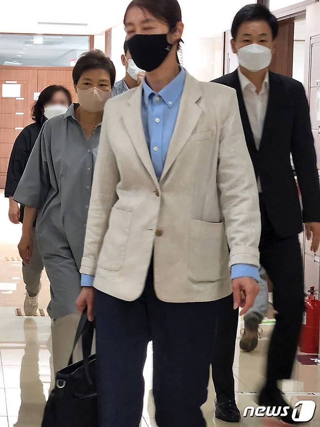 박근혜 전 대통령이 28일 오전 대구 달성군 유가읍 행정복지센터에 마련된 사전투표소에서 투표를 마친 뒤 돌아가고 있다. 이날 사전투표에는 유영하 변호사가 동행했다. (독자 제공) 2022.5.28/뉴스1 © News1 공정식 기자