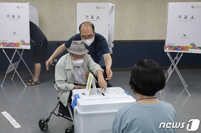 제8회 전국동시지방선거 사전투표 첫날인 27일 울산 중구 우정동행정복지센터 2층에 마련된 사전투표소에서 시민들이 투표를 하고 있다. 2022.5.27/뉴스1 © News1 조민주 기자