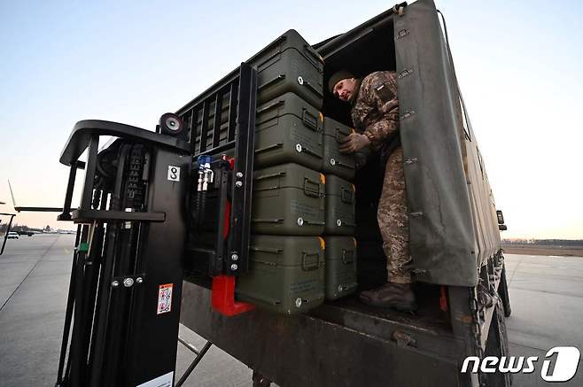 2월13일(현지시간) 러시아의 침공 우려 속 리투아니아서 도착한 미군의 FIM-92 스팅어 미사일, 적외선 추적 지대공 미사일 등이 우크라니아 키예프의 보리스필 공항에도착을 하고 있다. © AFP=뉴스1 © News1 우동명 기자