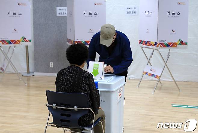 제8회 전국동시지방선거 사전 투표 이틑날인 28일 오전 서울 중구 다산동 주민센터에 마련된 사전투표소에서 유권자들이 투표하고 있다. 2022.5.28/뉴스1 © News1 구윤성 기자