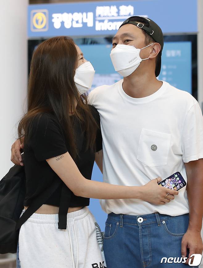 손담비♥이규혁 부부가 달콤한 허니문을 마치고 귀국했다. © News1 권현진 기자