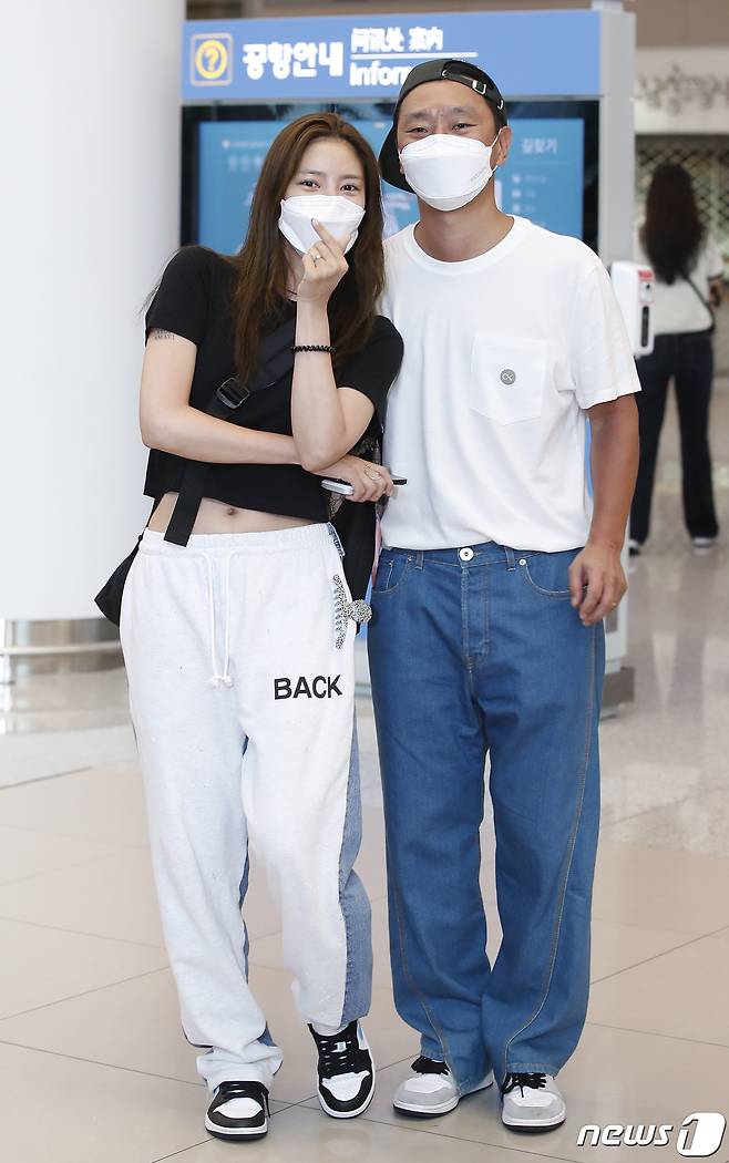 손담비, 이규혁 부부가 하와이에서 신혼여행을 마치고 28일 오후 인천국제공항을 통해 귀국해 인사를 하고 있다.  © News1 권현진 기자