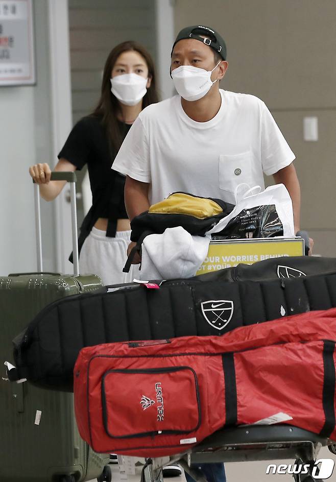 손담비, 이규혁 부부가 하와이에서 신혼여행을 마치고 28일 오후 인천국제공항을 통해 입국하고 있다. © News1 권현진 기자