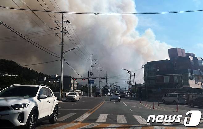 28일 낮 12시쯤 경북 울진군 근남면 행곡리의 한 야산에서 발생한 불이 바람을 타고 울진읍 읍남리 쪽으로 확산되고 있다. 산림당국은 산불전문진화헬기 등 25대와 장비 79대, 공무원 등 200여명을 투입 진화작업을 벌이고 있다.(독자제공)2022.5.28/뉴스1 © News1 정진욱 기자