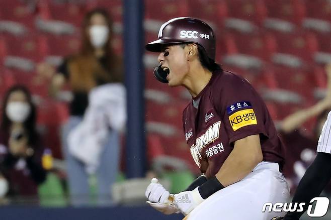 24일 오후 서울 송파구 잠실야구장에서 열린 프로야구 '2022 신한은행 SOL KBO리그' 키움 히어로즈와 LG트윈스와의 경기 6회초 1사 2,3루 상황에서 2타점 3루타를 친 키움 이정후가 기뻐하고 있다. 2022.5.24/뉴스1 © News1 황기선 기자