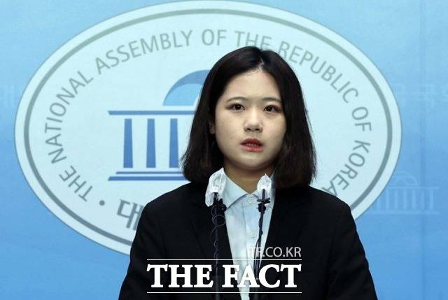 박지현 더불어민주당 공동비상대책위원장은 24일 국회에서 긴급 기자회견을 열고 '개딸 현상'이라 불리는 민주당 강성 지지층의 지지에 대해 "팬덤 정치라고 하는 것이 지금 건강하지 않다고 생각하고 있다"고 지적했다. /뉴시스