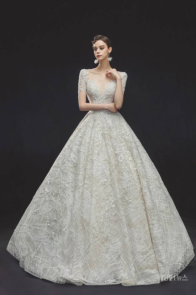 사진 : 웨딩드레스 김미숙웨딩,&nbsp;광주 시크릿웨딩,&nbsp;대구 더럭스에디션,&nbsp;포토그래퍼 권기봉(봉스튜디오),&nbsp;모델 야나,&nbsp;디렉터 문정선,&nbsp;헤어 우미 메이크업 우리(엘페라),&nbsp;제품협찬 로제블랑