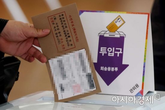 제8회 전국동시지방선거 사전투표일에 인천국제공항 제1여객터미널에 마련된 사전투표소에서 시민들이 투표를 하고 있다. /문호남 기자 munonam@