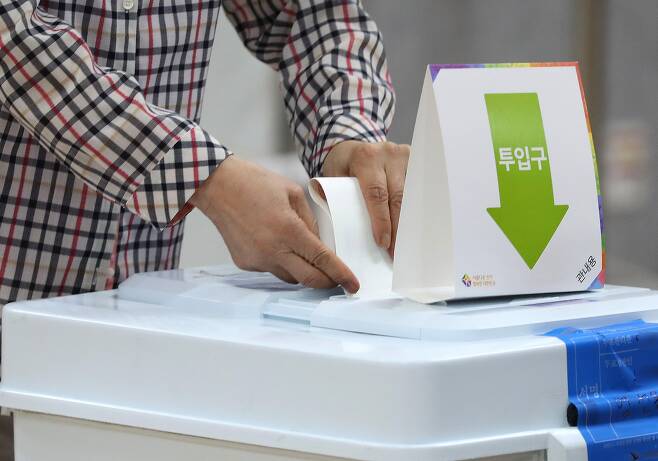 28일 오전 서울 중구 다산동 주민센터에 마련된 사전투표소에서 유권자가 투표하고 있다. /뉴스1