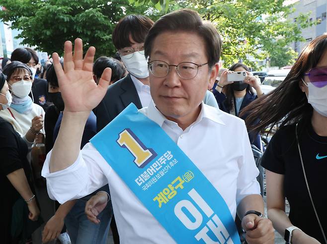 이재명 더불어민주당 인천계양을 국회의원 후보 겸 총괄선대위원장이 지난 26일 오후 인천 부평구 부평역 앞에서 열린 집중유세에 참석하며 지지자들에게 인사하고 있다. /연합뉴스