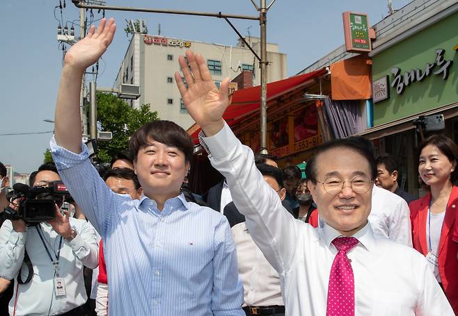 이준석 국민의힘 대표와 윤형석 인천 계양을 후보가 28일 오전 인천 계양구 계산2동행정복지센터에 마련된 사전투표소에서 투표를 마친 후 다음 유세현장으로 이동하며 시민들과 인사하고 있다. /뉴스1