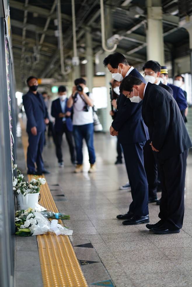오세훈 국민의힘 서울시장 후보가 28일 오전 서울 광진구 구의역에서 희생자를 위해 묵념하고 있다. /오세훈 서울시장 후보 측 제공